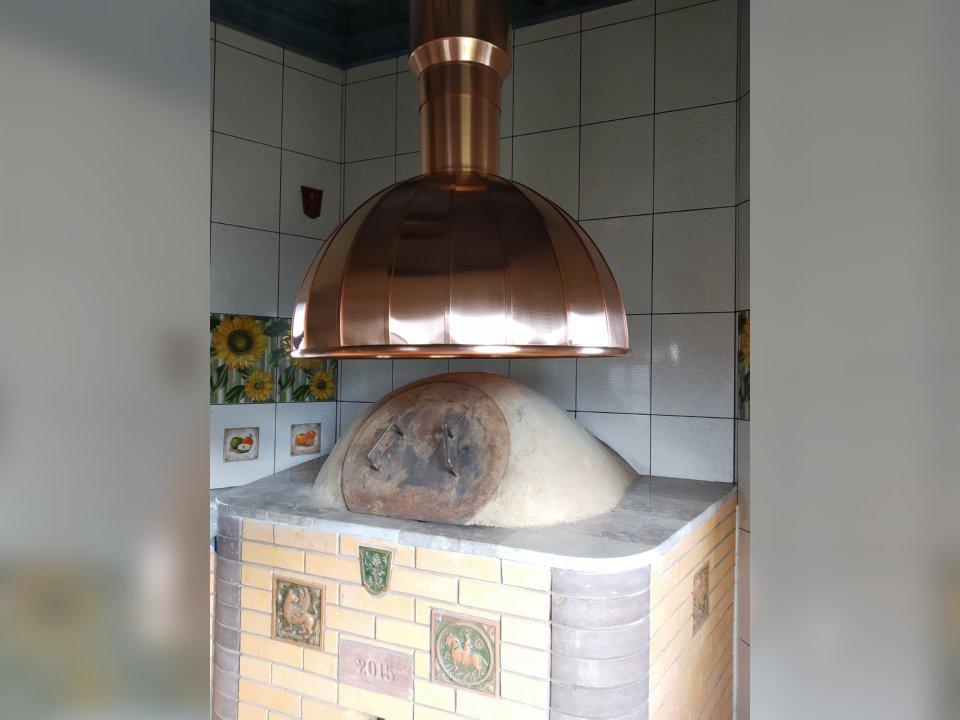 Купольная вытяжка из меди для тандыра в беседке